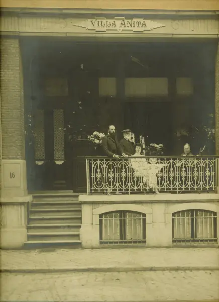 Henri Hucklenbroich (Huklenbrok) with his sister, mother, and father at their villa in Blankenberge (c.1909).